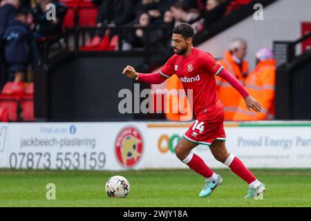 Walsall, Royaume-Uni. 17 février 2024. Brandon Comley de Walsall sur le ballon lors du match EFL Sky Bet League 2 entre Walsall et Mansfield Town au Poundland Bescot Stadium, Walsall, Angleterre, le 17 février 2024. Photo de Stuart Leggett. Utilisation éditoriale uniquement, licence requise pour une utilisation commerciale. Aucune utilisation dans les Paris, les jeux ou les publications d'un club/ligue/joueur. Crédit : UK Sports pics Ltd/Alamy Live News Banque D'Images