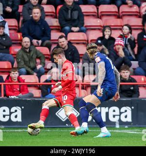 Walsall, Royaume-Uni. 17 février 2024. Tom Knowles de Walsall pressé par le capitaine de Mansfield, Aden Flint lors du match EFL Sky Bet League 2 entre Walsall et Mansfield Town au Poundland Bescot Stadium, Walsall, en Angleterre, le 17 février 2024. Photo de Stuart Leggett. Utilisation éditoriale uniquement, licence requise pour une utilisation commerciale. Aucune utilisation dans les Paris, les jeux ou les publications d'un club/ligue/joueur. Crédit : UK Sports pics Ltd/Alamy Live News Banque D'Images