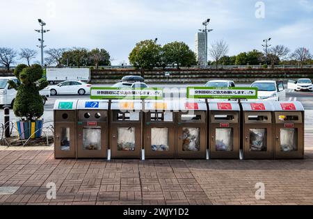 Bacs de recyclage pour des variétés d'articles dans un lieu public. Saitama, Japon. Banque D'Images