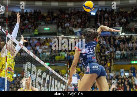 Trieste, Italie. 17 février 2024. Spike of loveth Oghosasere Omoruyi (Fenera Chieri '76) lors de la finale Coupe d'Italie Frecciarossa 2024 match entre Prosecco Doc Imoco Conegliano et Fenera Chieri '76 à PalaTrieste, Trieste, Italie le février 2024 lors des demi-finales - Prosecco Doc Imoco Conegliano vs Reale Mutua Fenera Chieri 76, match de la Coupe italienne féminine de volleyball à Trieste, Italie, 17 février 2024 crédit : Agence photo indépendante/Alamy Live News Banque D'Images