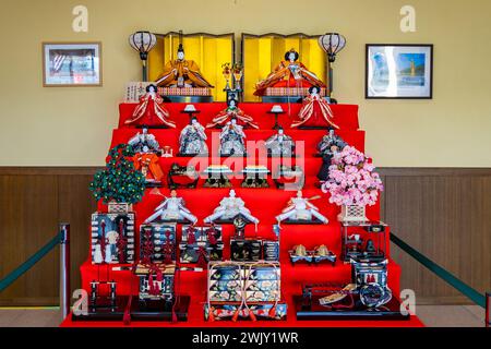 Des poupées traditionnelles colorées sont exposées pour célébrer Hina Matsuri (Festival des poupées ou Festival des filles) le 3 mars de chaque année. Izumi, Japon. Banque D'Images