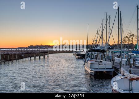 Coucher de soleil derrière la marina sur Ward Cove au large de Rocky Bayou à Niceville, Floride Banque D'Images