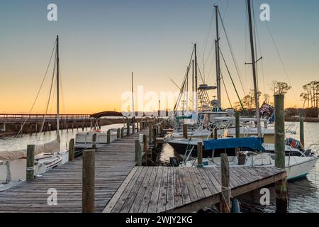 Coucher de soleil derrière la marina sur Ward Cove au large de Rocky Bayou à Niceville, Floride Banque D'Images