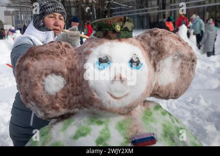 Moscou, Russie. 17 février 2024. Un participant au Festival artistique des bonhommes de neige 2024 au Palais des pionniers de Moscou sur Sparrow Hills, Russie Banque D'Images
