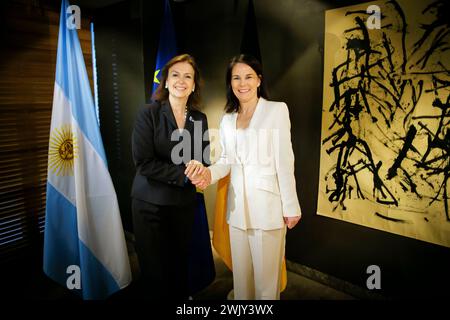 Munich, Deutschland. 17 février 2024. 60e Conférence de Munich sur la sécurité. Annalena Baerbock (Buendnis 90/les Verts), ministre fédérale des Affaires étrangères, rencontre la ministre Argentine des Affaires étrangères, Diana Mondino. Munich, le 17 février 2024. Photographié pour le compte du Foreign Office Credit : dpa/Alamy Live News Banque D'Images