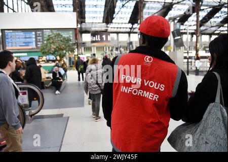 SNCF Controllers mouvement social à la Gare de Lyon à Paris, France le 17 février 2024. Photo Alain Apaydin/ABACAPRESS.COM illustration Greve des contrôles SNCF DANS oui Gare train crédit : Abaca Press/Alamy Live News Banque D'Images