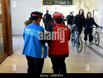 SNCF Controllers mouvement social à la Gare de Lyon à Paris, France le 17 février 2024. Photo Alain Apaydin/ABACAPRESS.COM illustration Greve des contrôles SNCF DANS oui Gare train crédit : Abaca Press/Alamy Live News Banque D'Images