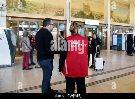 SNCF Controllers mouvement social à la Gare de Lyon à Paris, France le 17 février 2024. Photo Alain Apaydin/ABACAPRESS.COM illustration Greve des contrôles SNCF DANS oui Gare train crédit : Abaca Press/Alamy Live News Banque D'Images