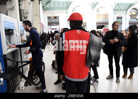 SNCF Controllers mouvement social à la Gare de Lyon à Paris, France le 17 février 2024. Photo Alain Apaydin/ABACAPRESS.COM illustration Greve des contrôles SNCF DANS oui Gare train crédit : Abaca Press/Alamy Live News Banque D'Images