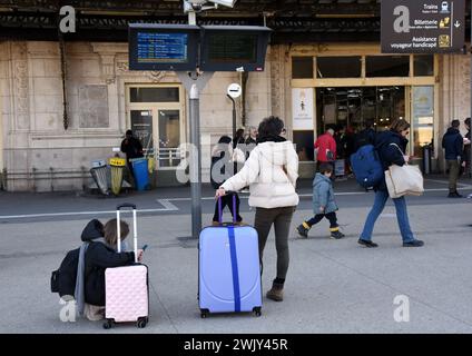SNCF Controllers mouvement social à la Gare de Lyon à Paris, France le 17 février 2024. Photo Alain Apaydin/ABACAPRESS.COM illustration Greve des contrôles SNCF DANS oui Gare train crédit : Abaca Press/Alamy Live News Banque D'Images
