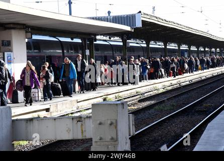 SNCF Controllers mouvement social à la Gare de Lyon à Paris, France le 17 février 2024. Photo Alain Apaydin/ABACAPRESS.COM illustration Greve des contrôles SNCF DANS oui Gare train crédit : Abaca Press/Alamy Live News Banque D'Images