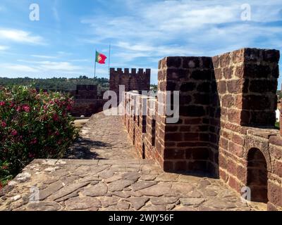 Le Château de Silves est un château de la paroisse civile de Silves dans la municipalité de Silves dans l'Algarve portugaise. On croit que le premier f Banque D'Images