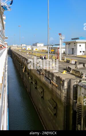 Canal de Panama, Panama - 23 janvier 2024 : bateau de croisière entrant sur l'ensemble Cocoli des écluses du canal sur le canal de Panama Banque D'Images