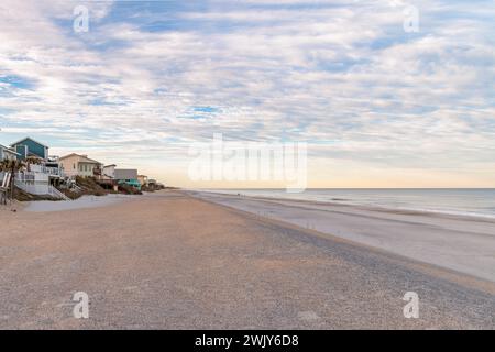 Vue sur le littoral de l'océan Atlantique depuis le pont d'une maison en bord de mer à Vilano Beach près de offerts Augustine, Floride Banque D'Images