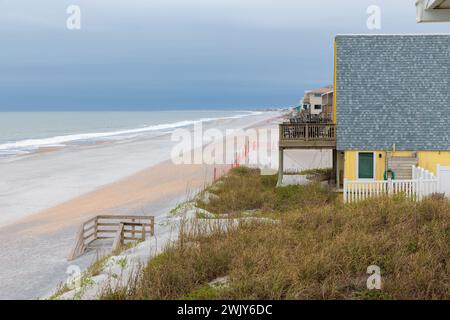 Vue sur le littoral de l'océan Atlantique depuis le pont d'une maison en bord de mer à Vilano Beach près de offerts Augustine, Floride Banque D'Images