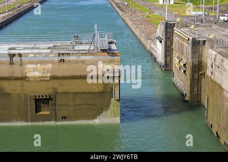 Colon, Panama - 23 janvier 2024 : vue rapprochée de l'une des lourdes portes en acier des écluses d'Agua Clara sur l'ouverture du canal de Panama pour permettre à un navire d'y accéder Banque D'Images