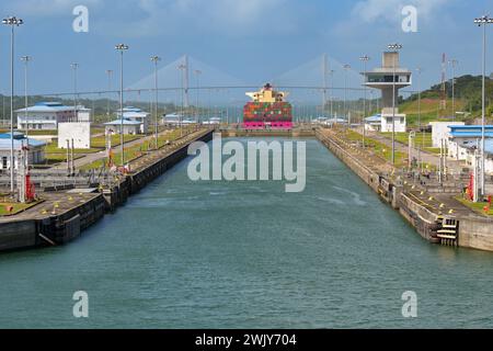 Colon, Panama - 23 janvier 2024 : vue panoramique des écluses d'Agua Clara sur le canal de Panama. En arrière-plan se trouve un navire porte-conteneurs Banque D'Images