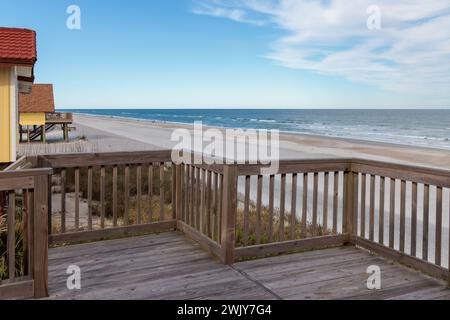 Vue sur l'océan Atlantique depuis le pont d'une maison en bord de mer à Vilano Beach près de préparées Augustine, Floride Banque D'Images