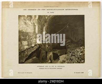 Construction du chemin de fer métropolitain municipal à Paris. Souterrain sous la rue de Courcelles. Passage sur le collecteur Marceau jusqu'à la porte de Champerret, 16 décembre 1909. Photographie anonyme. Paris, musée Carnavalet. 123094-16 Banque D'Images