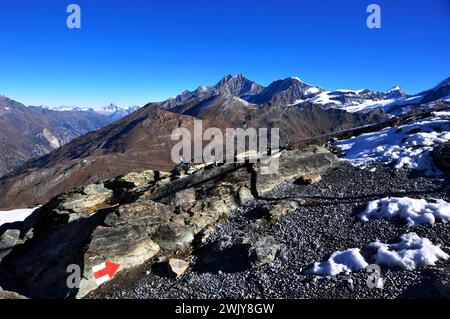 alpes suisses : sentier de randonnée sur Gornergrad jusqu'à la fonte des glaciers | Alpinismus : Wanderwege auf dem Gornergrad. Der Klimawandel lässt die Gletscher schm Banque D'Images