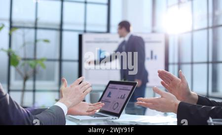 Hommes d'affaires à la conférence signant un contrat réussi Banque D'Images