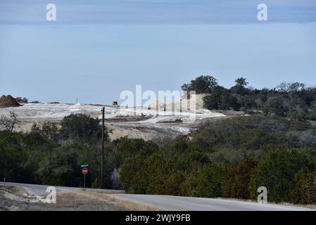 Nivellement du Texas Hill Country pour le développement de la densité urbaine dans le comté rural de Comal Texas. Banque D'Images