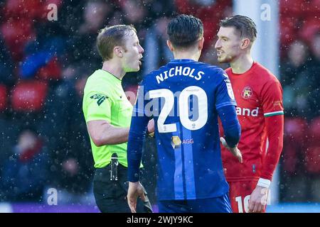 Walsall, Royaume-Uni. 17 février 2024. Arbitre, Thomas Parsons parle à Tom Knowles de Mansfield /v20 & Walsall lors du match EFL Sky Bet League 2 entre Walsall et Mansfield Town au Poundland Bescot Stadium, Walsall, Angleterre le 17 février 2024. Photo de Stuart Leggett. Utilisation éditoriale uniquement, licence requise pour une utilisation commerciale. Aucune utilisation dans les Paris, les jeux ou les publications d'un club/ligue/joueur. Crédit : UK Sports pics Ltd/Alamy Live News Banque D'Images