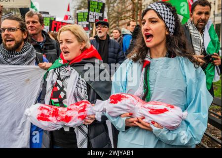 Londres, Royaume-Uni. 17 février 2024. Des paquets tachés de sang pour représenter les enfants tués - Une manifestation palestinienne, appelant à un cessez-le-feu marche maintenant de Hyde Park à l'ambassade d'Israël. La foule continue de répondre à la flambée de violence en cours et à la riposte israélienne qui se développe à Rafah, Gaza. La manifestation a été organisée par Stop the War, la Palestine Solidarity Campaign UK et les amis d'Al Aqsa, entre autres. Crédit : Guy Bell/Alamy Live News Banque D'Images