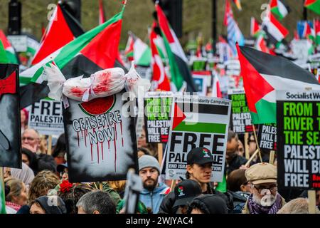 Londres, Royaume-Uni. 17 février 2024. Des paquets tachés de sang pour représenter les enfants tués - Une manifestation palestinienne, appelant à un cessez-le-feu marche maintenant de Hyde Park à l'ambassade d'Israël. La foule continue de répondre à la flambée de violence en cours et à la riposte israélienne qui se développe à Rafah, Gaza. La manifestation a été organisée par Stop the War, la Palestine Solidarity Campaign UK et les amis d'Al Aqsa, entre autres. Crédit : Guy Bell/Alamy Live News Banque D'Images