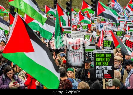 Londres, Royaume-Uni. 17 février 2024. Des paquets tachés de sang pour représenter les enfants tués - Une manifestation palestinienne, appelant à un cessez-le-feu marche maintenant de Hyde Park à l'ambassade d'Israël. La foule continue de répondre à la flambée de violence en cours et à la riposte israélienne qui se développe à Rafah, Gaza. La manifestation a été organisée par Stop the War, la Palestine Solidarity Campaign UK et les amis d'Al Aqsa, entre autres. Crédit : Guy Bell/Alamy Live News Banque D'Images