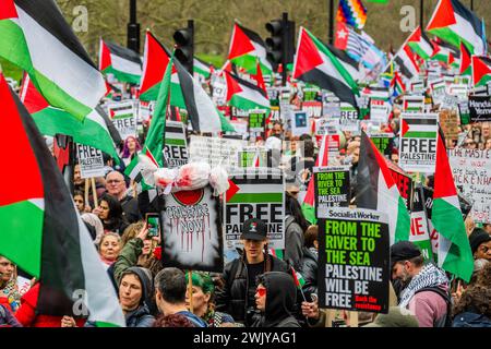 Londres, Royaume-Uni. 17 février 2024. Des paquets tachés de sang pour représenter les enfants tués - Une manifestation palestinienne, appelant à un cessez-le-feu marche maintenant de Hyde Park à l'ambassade d'Israël. La foule continue de répondre à la flambée de violence en cours et à la riposte israélienne qui se développe à Rafah, Gaza. La manifestation a été organisée par Stop the War, la Palestine Solidarity Campaign UK et les amis d'Al Aqsa, entre autres. Crédit : Guy Bell/Alamy Live News Banque D'Images