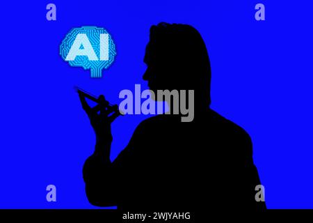 Silhouette d'un homme d'affaires élégant utilisant l'IA dans un smartphone moderne sur les médias sociaux, debout sur un fond bleu brillant, un concept futuriste d'IA Banque D'Images