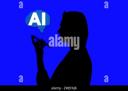 Silhouette d'un homme d'affaires élégant utilisant l'IA dans un smartphone moderne sur les médias sociaux, debout sur un fond bleu brillant, un concept futuriste d'IA Banque D'Images