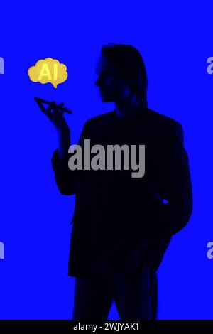 Silhouette d'un homme d'affaires élégant utilisant l'IA dans un smartphone moderne sur les médias sociaux, debout sur un fond bleu brillant, un concept futuriste d'IA Banque D'Images