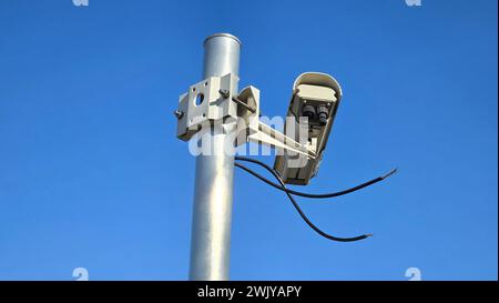 Nouvelle caméra de surveillance CCTV en circuit fermé de grand style blanc ancien monté sur un fort poteau en métal gris avec un grand support en métal Banque D'Images