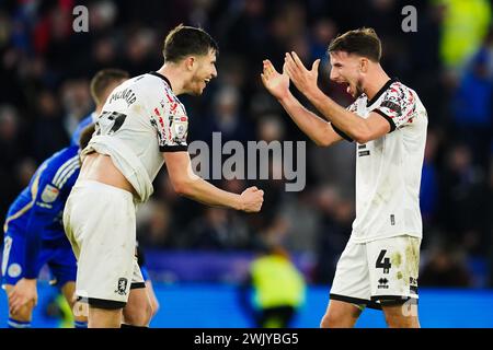 Dan Barlaser de Middlesbrough (à droite) célèbre avec son coéquipier Paddy McNair lors du Sky Bet Championship match au King Power Stadium de Leicester. Date de la photo : samedi 17 février 2024. Banque D'Images