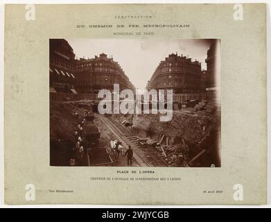 Construction du chemin de fer métropolitain municipal à Paris. Place de l'Opéra. Site des travaux de superposition 3 lignes, vers Ménilmontant, 16 avril 1903. Photographie anonyme. Tirage au chlorure de gélatine d'argent. Paris, musée Carnavalet. 123092-13 Banque D'Images