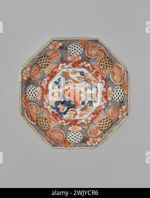 Arita (centre de production de céramique), plat creux, décor Imari (nom d'utilisateur). Céramique, porcelaine, émaux polychromes : bleu cobalt sous couverture, rouge sur couvert, dorure. Petit Palais, Musée des Beaux-Arts de la ville de Paris. Banque D'Images