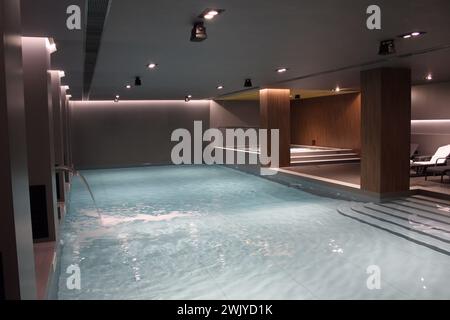 Zone DE SPA dans un style moderne classique avec jacuzzi, piscine et cascades et espace de repos Banque D'Images