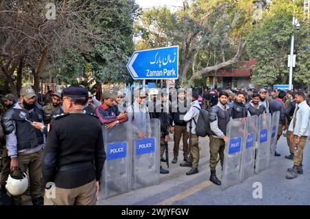 Les policiers sont en état d'alerte pour éviter un incident fâcheux lors de la manifestation de protestation de Tehreek-e-Insaf (PTI) contre un prétendu truquage lors de l'élection générale 2024, au parc Zaman à Lahore le samedi 17 février 2024. Banque D'Images