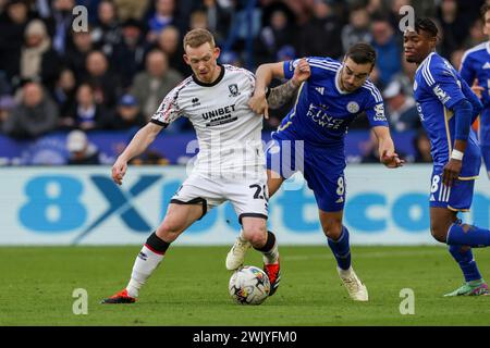 Tom Cannon de Leicester City est défié par Riley McGree de Middlesbrough lors de la première moitié du Sky Bet Championship match entre Leicester City et Middlesbrough au King Power Stadium de Leicester le samedi 17 février 2024. (Photo : John Cripps | mi News) crédit : MI News & Sport /Alamy Live News Banque D'Images