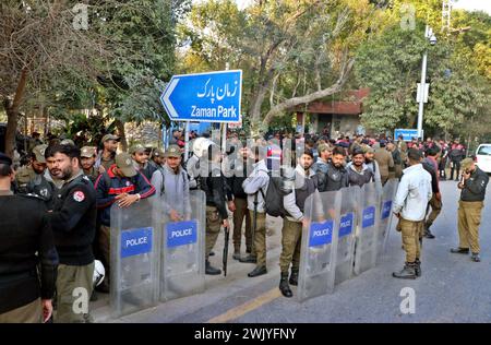 Les policiers sont en état d'alerte pour éviter un incident fâcheux lors de la manifestation de protestation de Tehreek-e-Insaf (PTI) contre un prétendu truquage lors de l'élection générale 2024, au parc Zaman à Lahore le samedi 17 février 2024. Banque D'Images