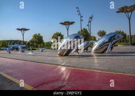 TACHKENT, OUZBÉKISTAN - 03 SEPTEMBRE 2022 : installation des dauphins. Parc municipal de Tachkent. Ouzbékistan Banque D'Images
