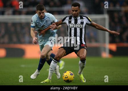 Jacob Murphy de Newcastle United est défié par Ryan Christie de Bournemouth lors du match de premier League entre Newcastle United et Bournemouth James's Park, Newcastle le samedi 17 février 2024. (Photo : Michael Driver | mi News) crédit : MI News & Sport /Alamy Live News Banque D'Images