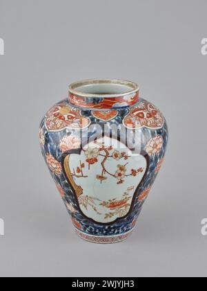 Arita (Centre de production céramique) (n. - D.), pot recouvert de décor imari. Porcelaine, émaux polychromes. Petit Palais, Musée des Beaux-Arts de la ville de Paris. Banque D'Images