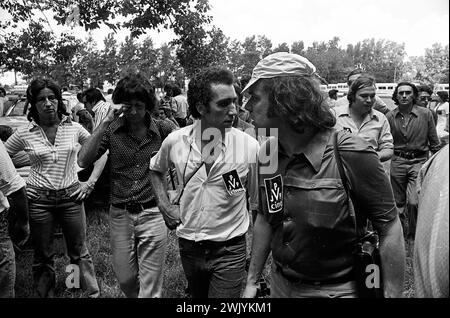 Les partisans péronistes argentins (descamisados) célèbrent le lancement du billet présidentiel Héctor José Cámpora pour les prochaines élections générales de mars 1973, San Antonio de Areco, province de Buenos Aires, Argentine, le 22 janvier 1973. Banque D'Images