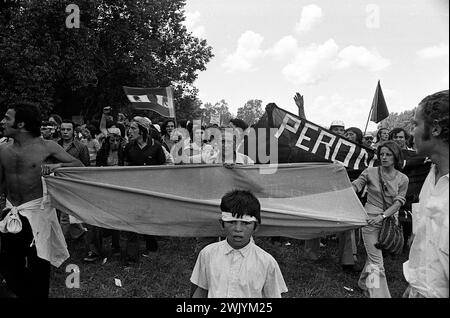 Les partisans péronistes argentins (descamisados) célèbrent le lancement du billet présidentiel Héctor José Cámpora pour les prochaines élections générales de mars 1973, San Antonio de Areco, province de Buenos Aires, Argentine, le 22 janvier 1973. Banque D'Images