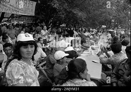 Les partisans péronistes argentins (descamisados) célèbrent le lancement du billet présidentiel Héctor José Cámpora pour les prochaines élections générales de mars 1973, San Antonio de Areco, province de Buenos Aires, Argentine, le 22 janvier 1973. Banque D'Images