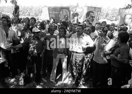 Les partisans péronistes argentins (descamisados) célèbrent le lancement du billet présidentiel Héctor José Cámpora pour les prochaines élections générales de mars 1973, San Antonio de Areco, province de Buenos Aires, Argentine, le 22 janvier 1973. Banque D'Images