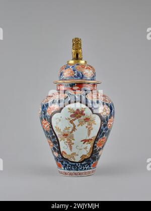 Arita (centre de production de céramique), pot couvert avec décor imari. Porcelaine, émaux polychromes. Petit Palais, Musée des Beaux-Arts de la ville de Paris. Banque D'Images